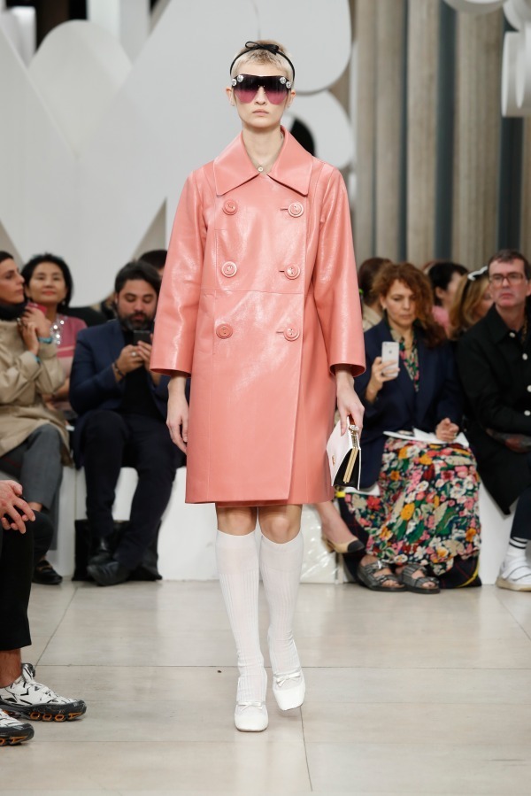 写真5 42 レディース ピンクのチェスターコートを使ったコーディネート着用 コレクションルックギャラリー ファッションプレス