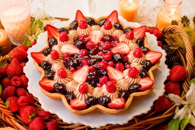 キル フェ ボン限定「輪花型 ミックスベリーのキャンドルナイトケーキ」6種のベリーでロウソクを表現