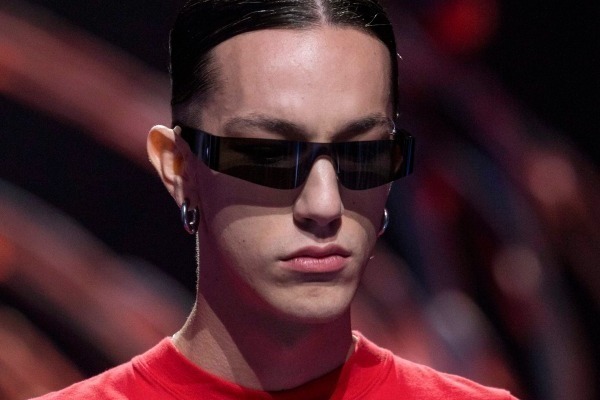 バレンシアガ19年春夏新作アイウェア、軽やかなメタルフレームやスポーティーなレンズ