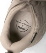 エンジニアド ガーメンツから “赤と黒”の防水シューズ、ホカ オネオネとコラボ｜写真9