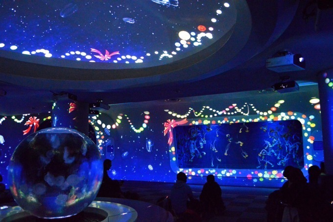 新江ノ島水族館「えのすいクリスマス」ゆらゆら浮遊するクラゲのクリスマスツリーなど｜写真8