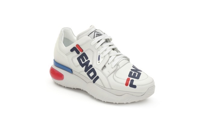 フェンディ マニア Fendi Fila ロゴを配したメンズ ウィメンズのバッグやシューズ ファッションプレス