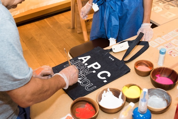 A.P.C.青山・大阪で、デニムにデザイナーのジャン・トゥイトゥがハンドペイントする限定イベント｜写真14