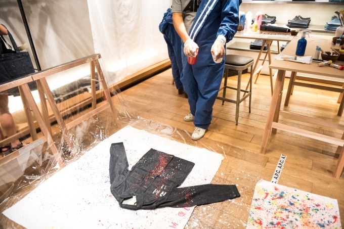 A.P.C.青山・大阪で、デニムにデザイナーのジャン・トゥイトゥがハンドペイントする限定イベント｜写真17