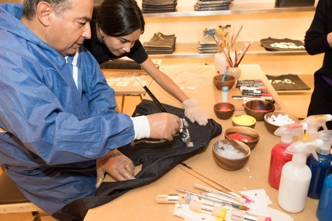 A.P.C.青山・大阪で、デニムにデザイナーのジャン・トゥイトゥがハンドペイントする限定イベント｜写真15