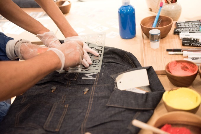 A.P.C.青山・大阪で、デニムにデザイナーのジャン・トゥイトゥがハンドペイントする限定イベント｜写真16