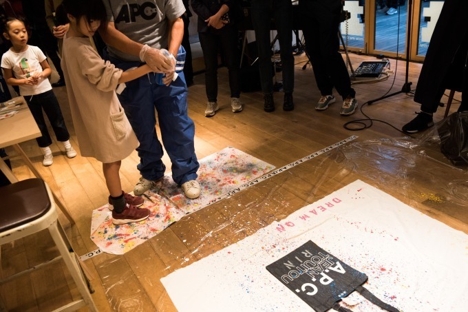 A.P.C.青山・大阪で、デニムにデザイナーのジャン・トゥイトゥがハンドペイントする限定イベント｜写真11