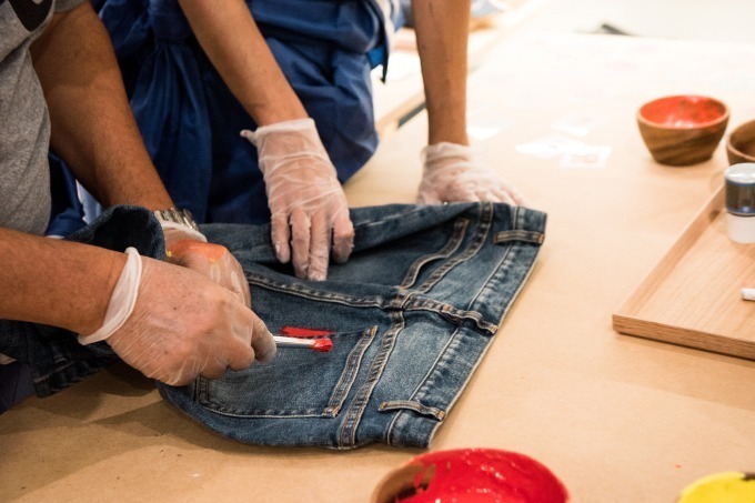 A.P.C.青山・大阪で、デニムにデザイナーのジャン・トゥイトゥがハンドペイントする限定イベント｜写真19