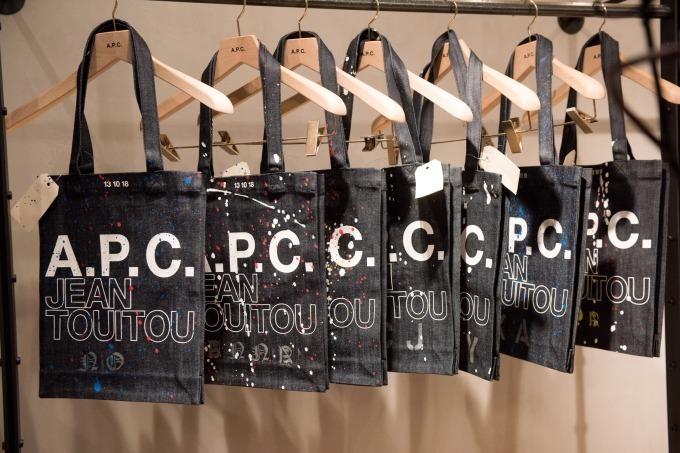 A.P.C.青山・大阪で、デニムにデザイナーのジャン・トゥイトゥがハンドペイントする限定イベント｜写真10