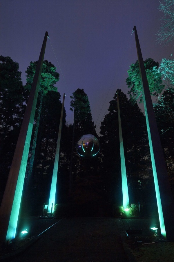 箱根・彫刻の森美術館“ライトアップに呼応して”提灯の色が変化「箱根ナイトミュージアム」｜写真5