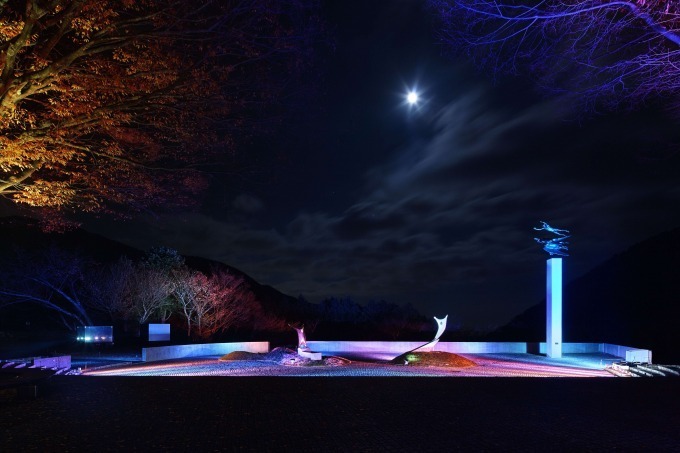 箱根・彫刻の森美術館“ライトアップに呼応して”提灯の色が変化「箱根ナイトミュージアム」｜写真3