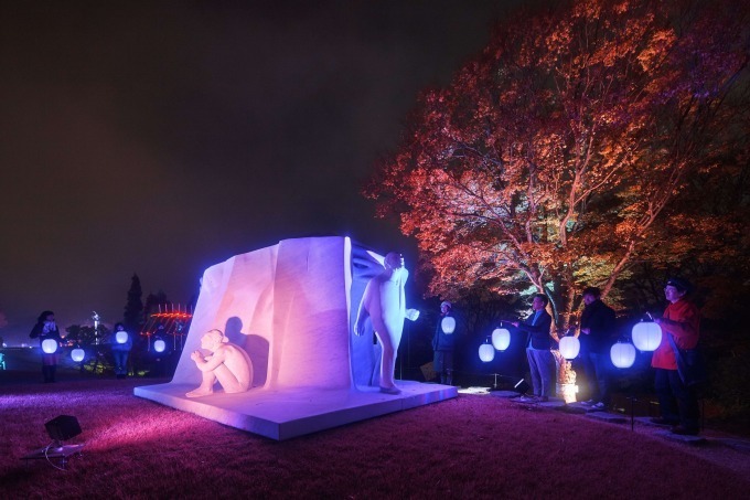 箱根・彫刻の森美術館“ライトアップに呼応して”提灯の色が変化「箱根ナイトミュージアム」｜写真4
