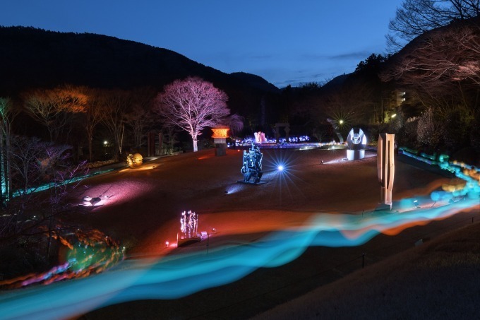 箱根・彫刻の森美術館“ライトアップに呼応して”提灯の色が変化「箱根ナイトミュージアム」｜写真2