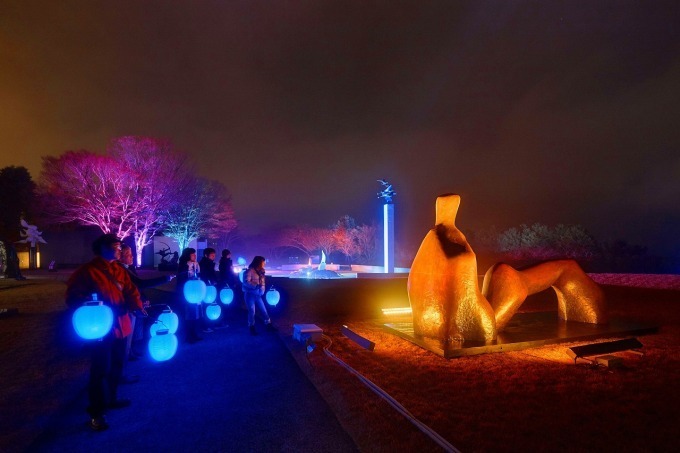 箱根・彫刻の森美術館“ライトアップに呼応して”提灯の色が変化「箱根ナイトミュージアム」｜写真1