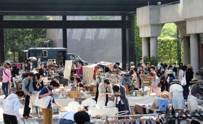 赤坂蚤の市 In アークヒルズ 個性的な生活雑貨やジュエリー キッチンカーも ファッションプレス