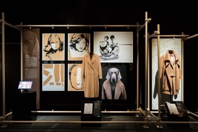 テイラー・スウィフト｜展覧会「アイラブマックスマーラ」アーカイブから最新までアイコン“コート”が大阪・阪急うめだ本店に