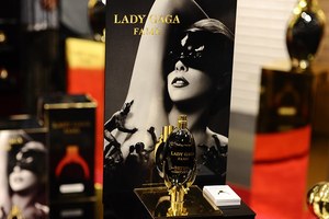 レディー・ガガ初プロデュース香水「FAME」全世界に先駆けて原宿で発売 