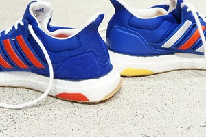 エンジニアド ガーメンツ×アディダスのスニーカー、青の左右非対称カラー&リバーシブルハット|写真4