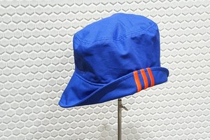 エンジニアド ガーメンツ×アディダスのスニーカー、青の左右非対称カラー&リバーシブルハット|写真8