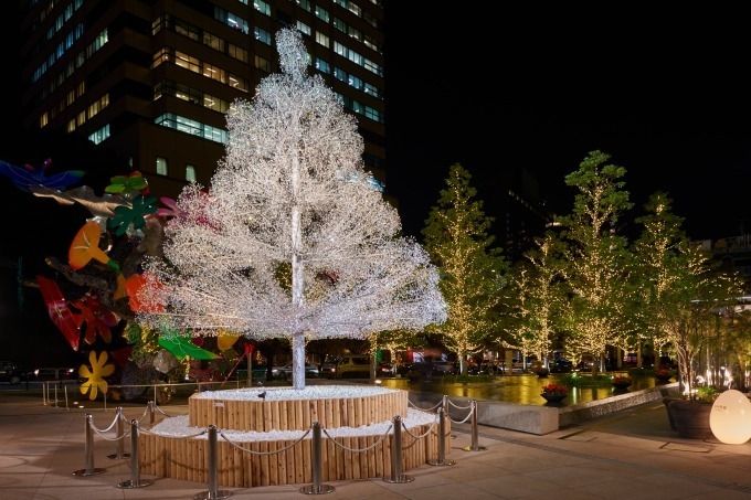 東京ガーデンテラス紀尾井町のイルミネーション、約4万2千粒のクリスタルガラスを飾ったクリスマスツリー｜写真2