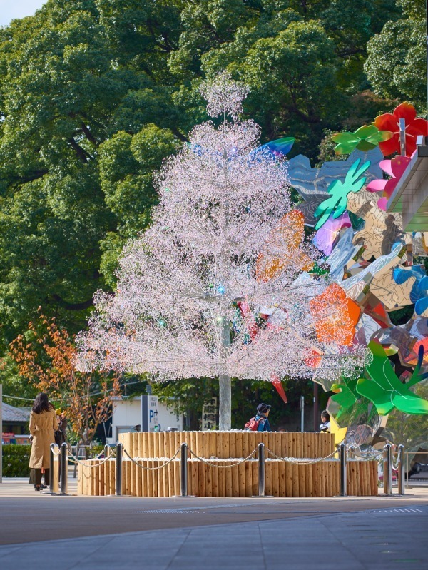 東京ガーデンテラス紀尾井町のイルミネーション、約4万2千粒のクリスタルガラスを飾ったクリスマスツリー｜写真1