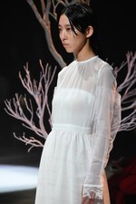 アカリ ミヤヅ 19年春夏コレクション - シフォンやレースで表現する女性のしなやかさ｜写真3