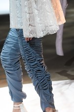 アカリ ミヤヅ 19年春夏コレクション - シフォンやレースで表現する女性のしなやかさ｜写真7