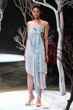 アカリ ミヤヅ 19年春夏コレクション - シフォンやレースで表現する女性のしなやかさ｜写真8