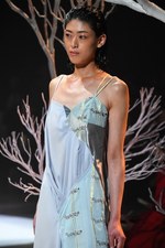 アカリ ミヤヅ 19年春夏コレクション - シフォンやレースで表現する女性のしなやかさ｜写真9