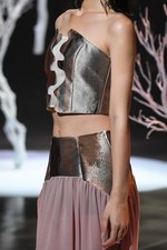 アカリ ミヤヅ 19年春夏コレクション - シフォンやレースで表現する女性のしなやかさ｜写真19