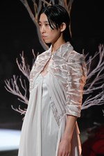 アカリ ミヤヅ 19年春夏コレクション - シフォンやレースで表現する女性のしなやかさ｜写真23