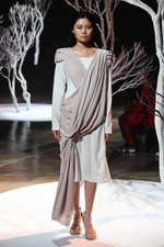 アカリ ミヤヅ 19年春夏コレクション - シフォンやレースで表現する女性のしなやかさ｜写真33