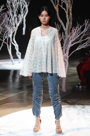 アカリ ミヤヅ 19年春夏コレクション - シフォンやレースで表現する女性のしなやかさ｜写真6