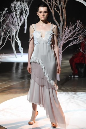 アカリ ミヤヅ 19年春夏コレクション - シフォンやレースで表現する女性のしなやかさ｜写真10