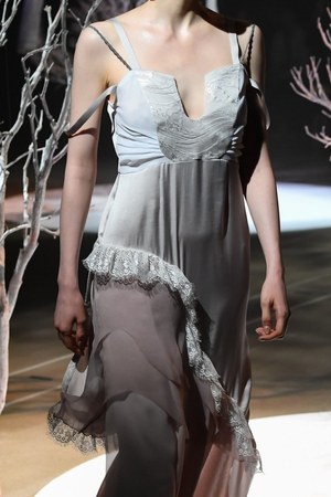 アカリ ミヤヅ 19年春夏コレクション - シフォンやレースで表現する女性のしなやかさ｜写真11