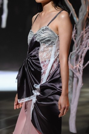 アカリ ミヤヅ 19年春夏コレクション - シフォンやレースで表現する女性のしなやかさ｜写真17
