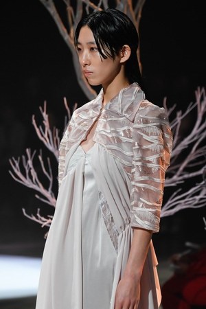 アカリ ミヤヅ 19年春夏コレクション - シフォンやレースで表現する女性のしなやかさ｜写真23