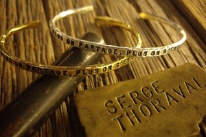 セルジュ・トラヴァルの直営店10周年を記念して、限定バングルをレザーアクセサリーポーチとセットで発売