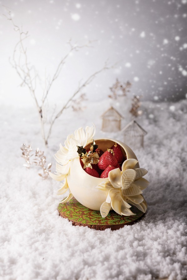ホテル阪急インターナショナルのクリスマスケーキ、チョコ細工にぎっしり「あまおう」&八女茶オペラ｜写真2