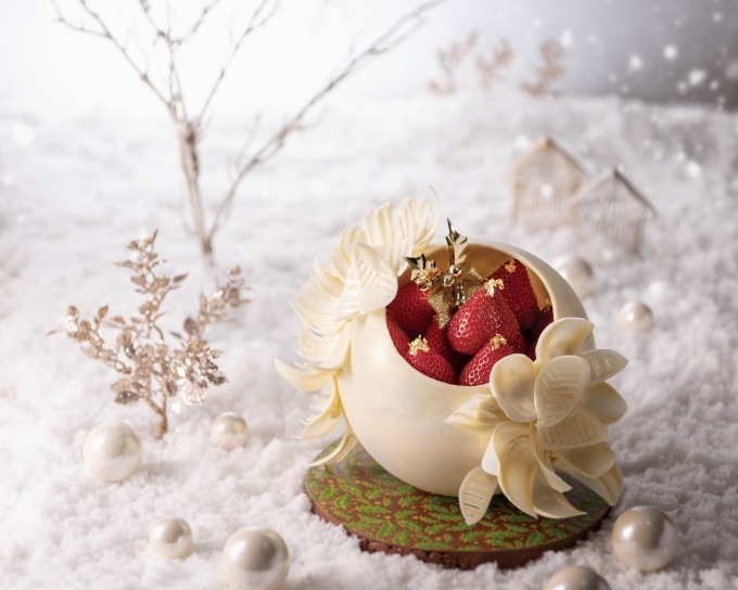ホテル阪急インターナショナルのクリスマスケーキ、チョコ細工にぎっしり「あまおう」&八女茶オペラ｜写真1