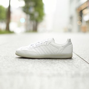 アディダス オリジナルスとトゥモローランド共同開発スニーカー