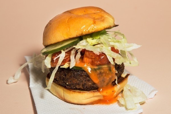 行列｜NY行列店「スペリオリティー・バーガー」が日本へ、レストラン業界のオスカー受賞シェフのベジーバーガー