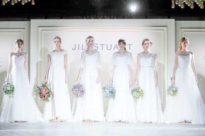 ジルスチュアート ホワイト 新ウェディングラインが18年冬デビュー 白だけで創る聡明な花嫁の姿 ファッションプレス
