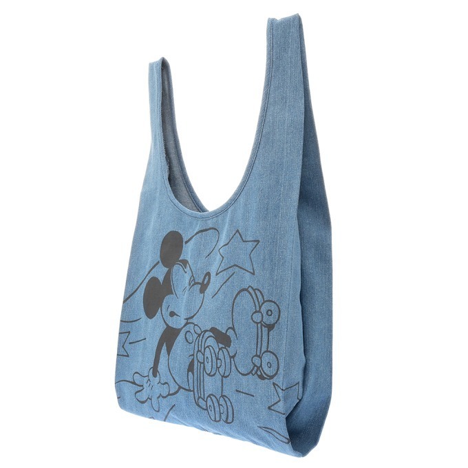 ディズニーストアとLeeの共同企画商品、ミッキーマウスを描いたパーカー＆グーフィー刺繍のトートバッグ｜写真5