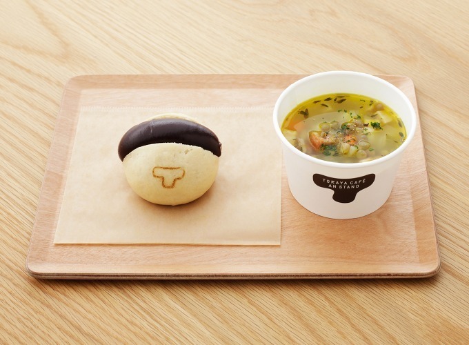 季節のスープ(レンズ豆のカレースープ)とバン 972円(税込)