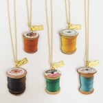 エミリーテンプルキュートから“ソーイングする”子猫のワンピースや糸巻きネックレス｜写真6