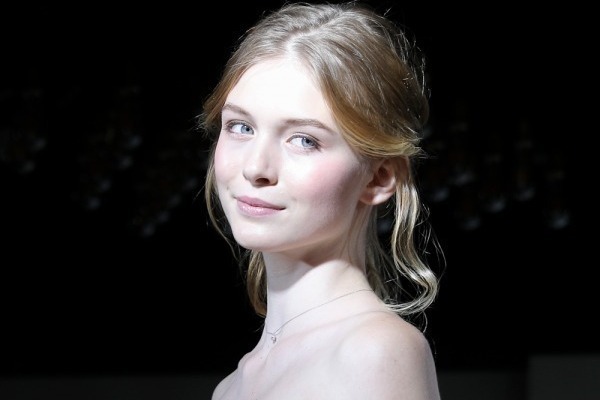 ジルスチュアート ビューティの「花嫁メイク」キラキラアイ＆ピンクリップで作る“愛されフェイス”