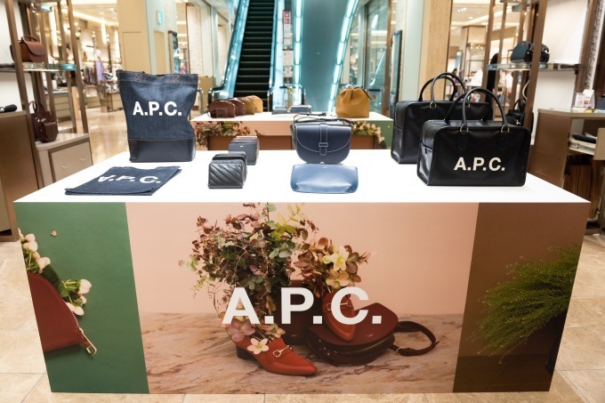 A.P.C.“半月型”ハーフムーンコインケース＆限定色バッグを銀座三越アクセサリーイベントで発売｜写真20