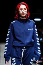 ナード ユニット 2019年春夏コレクション - メディアに支配される不健全社会への反発｜写真1