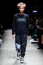 ナード ユニット 2019年春夏コレクション - メディアに支配される不健全社会への反発｜写真24